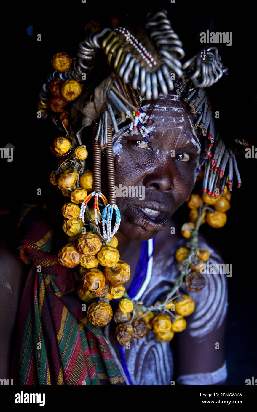 Frau, die traditionelle Kopfbedeckung. Mursi Stamm, Mago National Park. Omo Valley, Äthiopien. Stockfoto