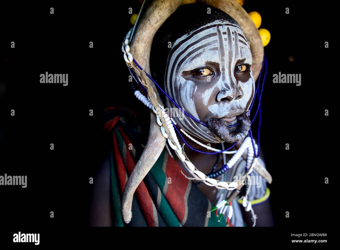 Frau in traditioneller Kleidung. Mursi Stamm, Mago Nationalpark. Omo Valley, Äthiopien. Stockfoto