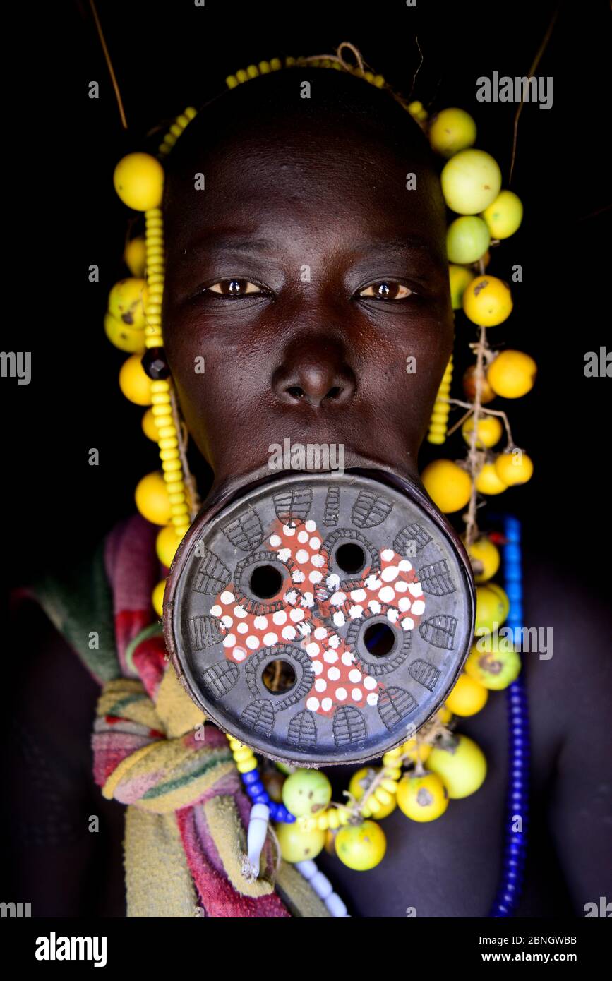 Mursi Frau mit großen Ton Lippenteller. Nationalpark Mago. Omo Valley, Äthiopien. Stockfoto