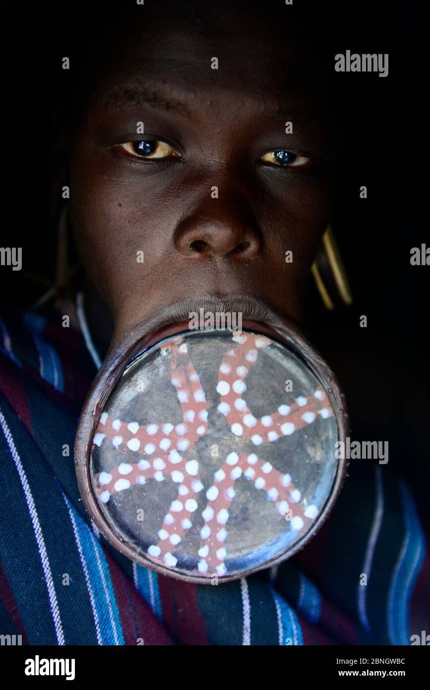Mursi Frau mit großen Ton Lippenteller. Nationalpark Mago. Omo Valley, Äthiopien. Stockfoto