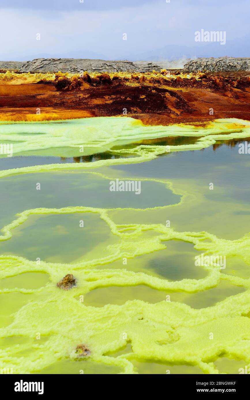 See mit Kaliumsalze mineralische Ablagerungen, Dallol Hydrothermalzone, See, Assale Danakil Depression. Von ferne Region, Äthiopien, Afrika. November 2014. Stockfoto