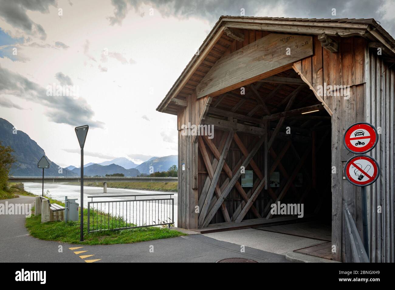 Die Alte Rheinbrücke, eine alte Holzbrücke über den Rhein an der Grenze