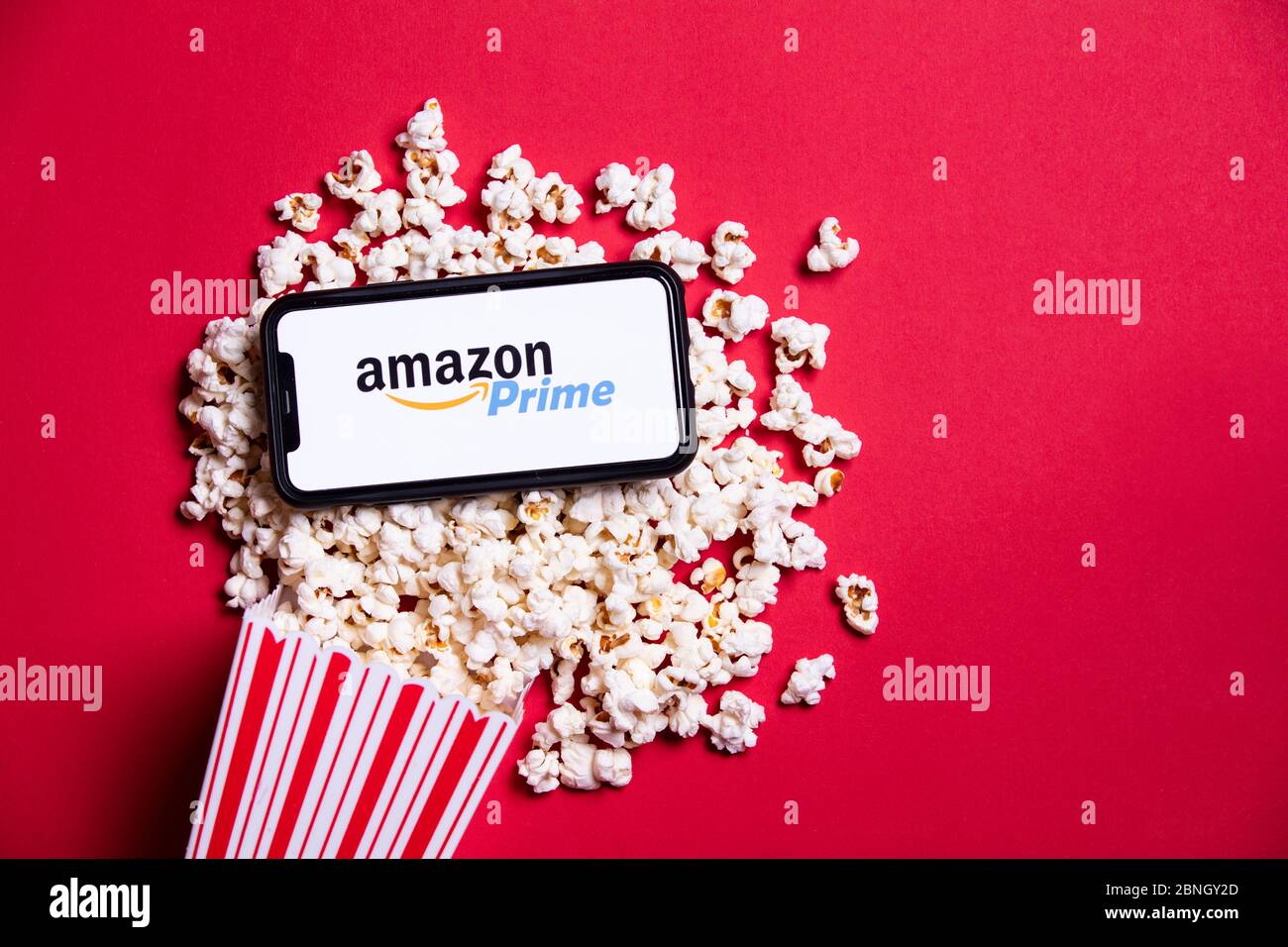 LONDON, Großbritannien - MAI 14 2020: Amazon Prime Logo auf einem Smartphone mit Popcorn Stockfoto