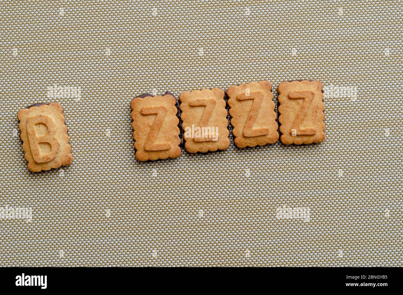 Schriftzug BZZZ Cookie Alphabet aus Cookies. Fünf Großbuchstaben auf einem rechteckigen Plätzchen. Blick von oben. Nahaufnahme. Selektiver Fokus. Stockfoto