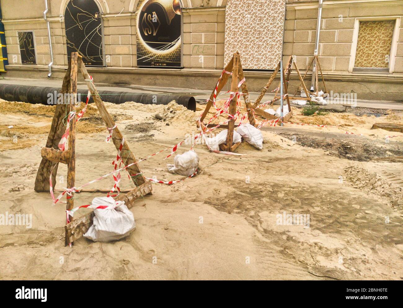 Modernisierung der Straße, Verlegung oder Austausch von alten Rohren. Reparaturarbeiten an der Wasserleitung Abteilung für Wohnungswesen und kommunale Dienstleistungen. Stockfoto