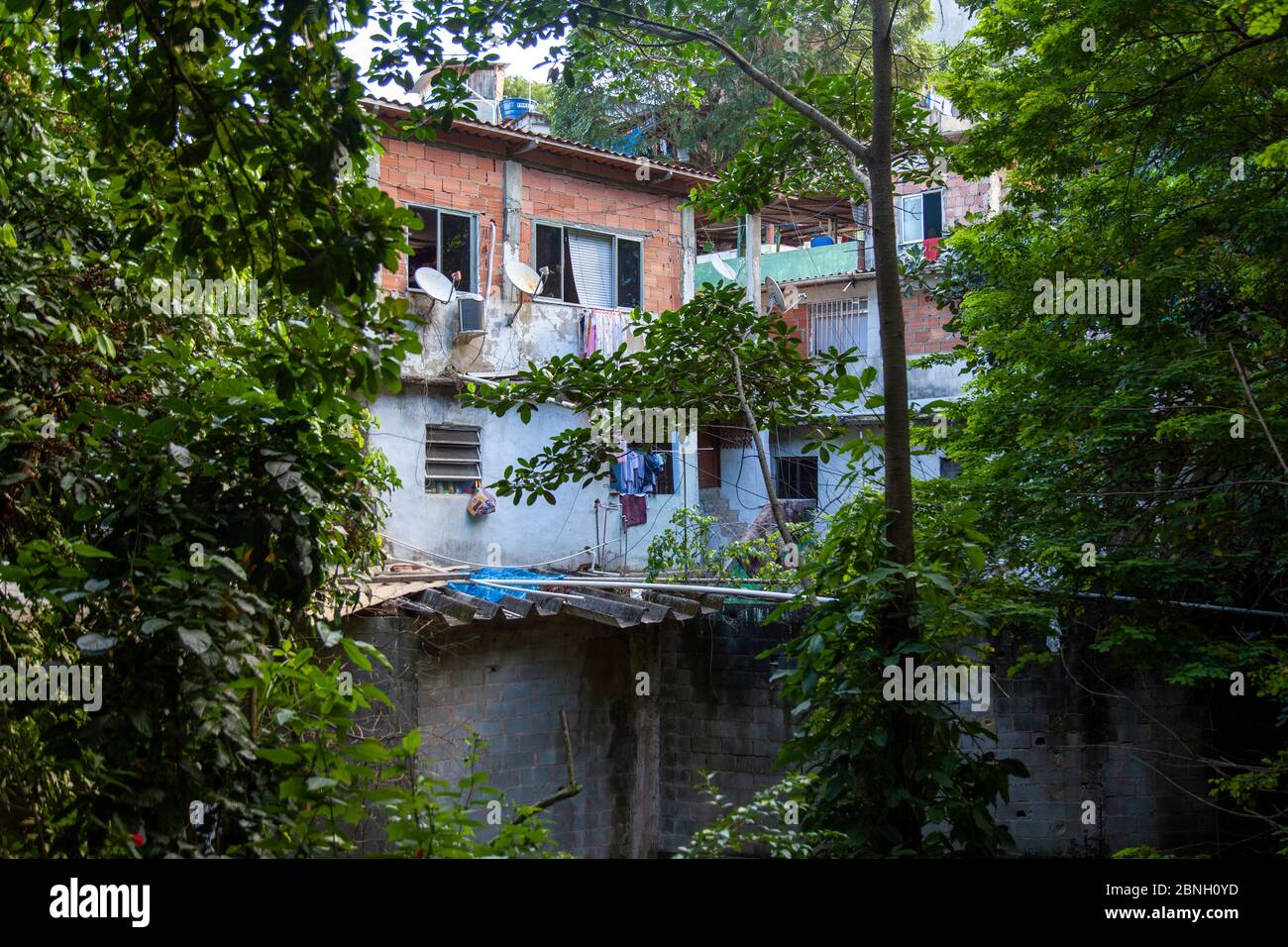 Kleine informelle Siedlung neben Gávea Golf und Country Club in Rio de Janeiro, Brasilien Stockfoto