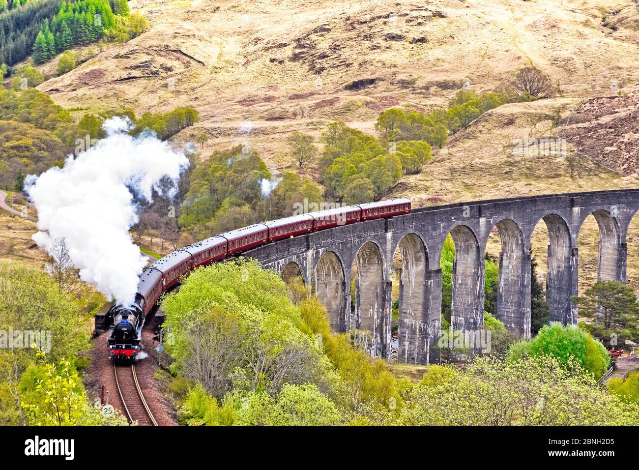 Die Dampflokomotive LMS Stanier Klasse 5 4-6-0 45231 zieht den Jacobite-Dampfzug über das Glenfinnan Viaduct auf dem Weg von Fort William nach Mallaig Stockfoto
