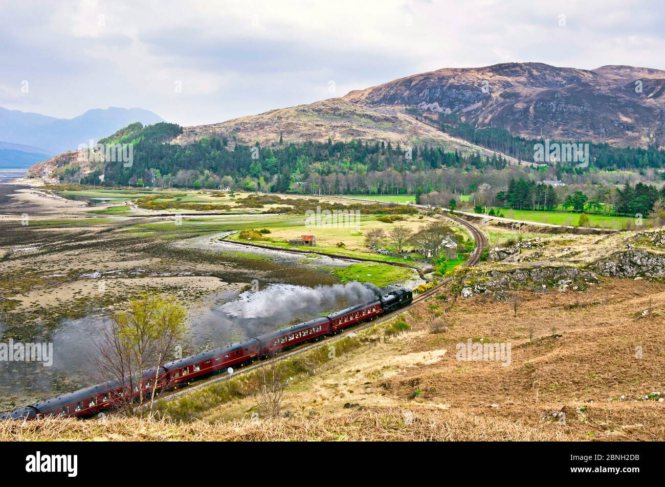 Dampfmaschine K4 61994 The Great Marquess zieht einen besondere Dampfzug zurück in Richtung Inverness von Kyle of Lochalsh in Schottland Stockfoto