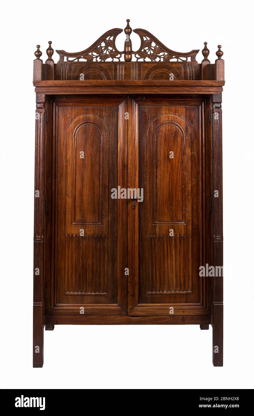 Nahaufnahme eines hölzernen Kleiderschranks isoliert auf einem weißen Hintergrund Stockfoto
