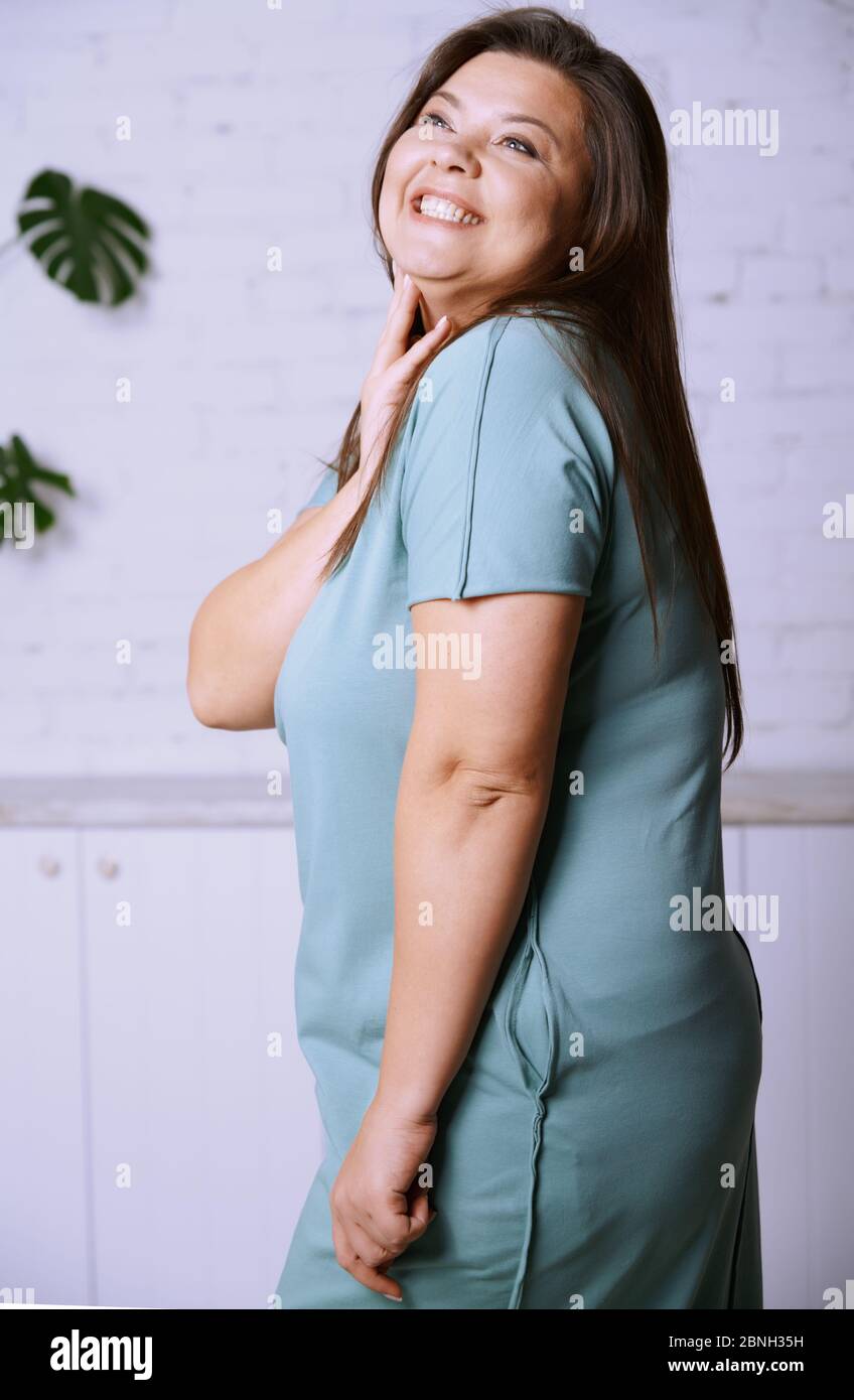 Porträt des happy plus size Modells Stockfoto