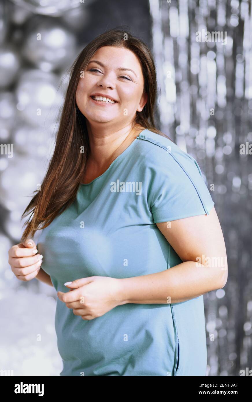 Porträt des verspielten Plus Size Modells Stockfoto