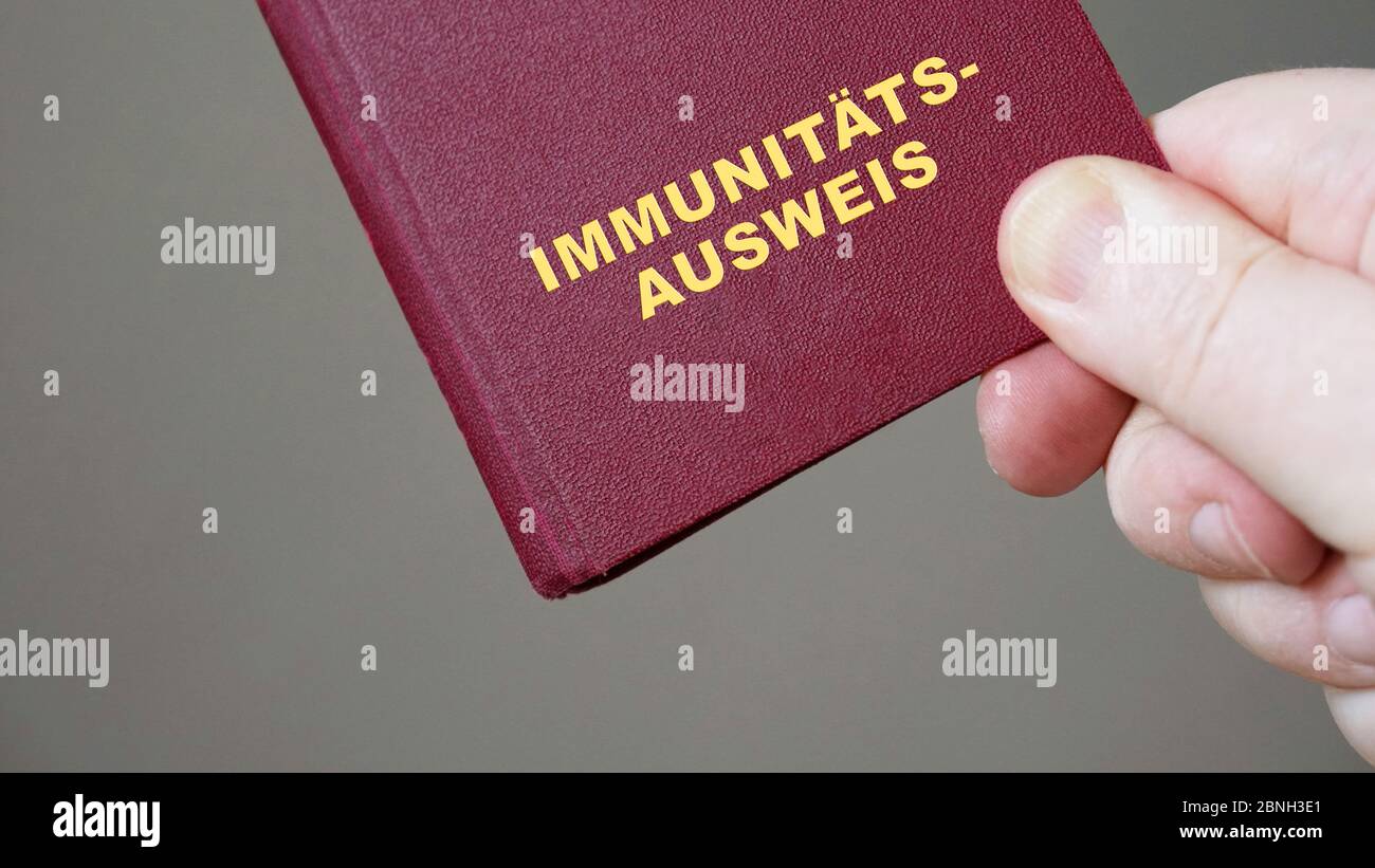 deutscher Immunitätspass oder Reisepass - Nahaufnahme Hand mit Mock-up europäischen Immunitätszertifikat Reisedokument Stockfoto