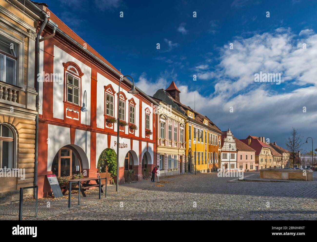 Historische Gebäude in Trckovo namesti in der Nähe der Burg in Opocno, Böhmen, Tschechische Republik, Mitteleuropa Stockfoto