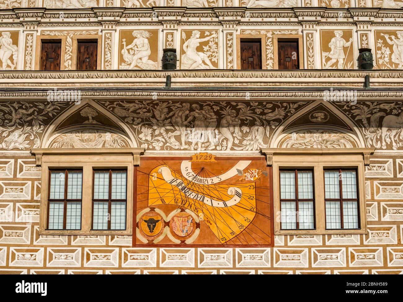 Sonnenuhr, Sgraffito-Kunstwerke auf Schloss Litomysl, 16. Jahrhundert, Renaissance-Stil, UNESCO-Weltkulturerbe, in Litomysl, Böhmen, Tschechische Republik Stockfoto