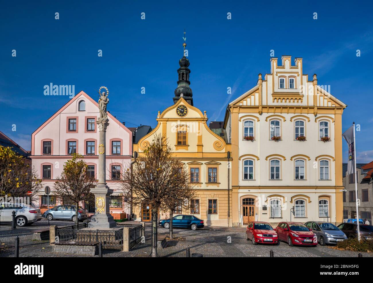 Häuser, Pestsäule bei Stare namesti in Ceska Trebova, Böhmen, Tschechien, Mitteleuropa Stockfoto