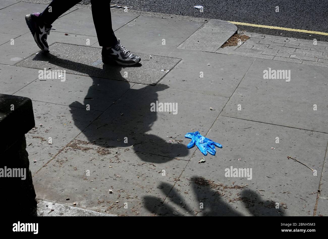 Gebrauchte PSA auf der Straße weggeworfen ein Einweghandschuh, der auf dem Bürgersteig in Camberwell South London zurückgelassen wurde, Bild von Pixel8000 Ltd Stockfoto