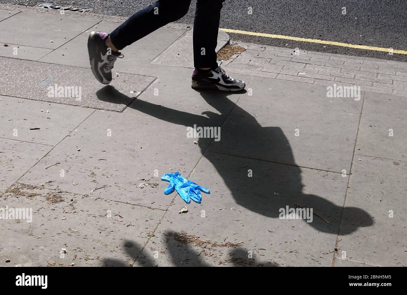 Gebrauchte PSA auf der Straße weggeworfen ein Einweghandschuh, der auf dem Bürgersteig in Camberwell South London zurückgelassen wurde, Bild von Pixel8000 Ltd Stockfoto
