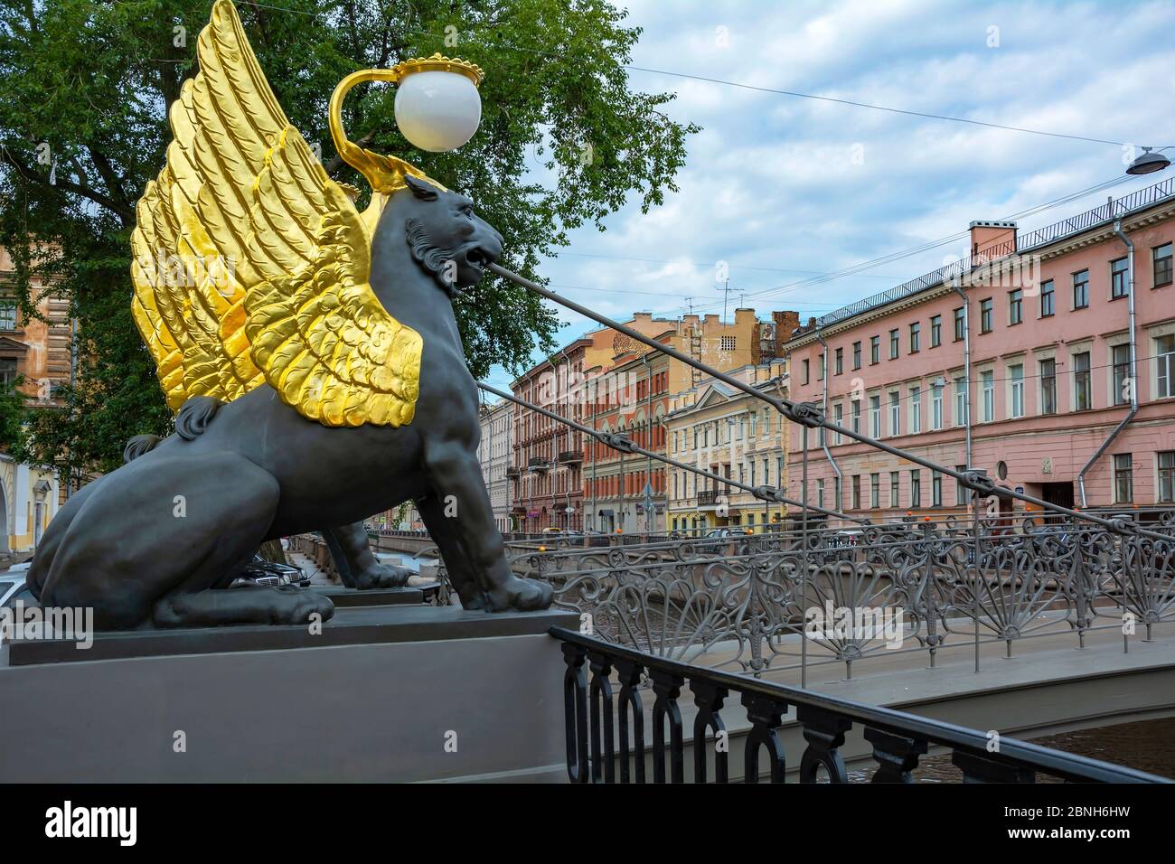 Sankt Petersburg, Russland-14. August 2019: Griffin-Statuen auf der Fußgängerbrücke über den Gribojedow-Kanal, Sankt Petersburg, Russland Stockfoto
