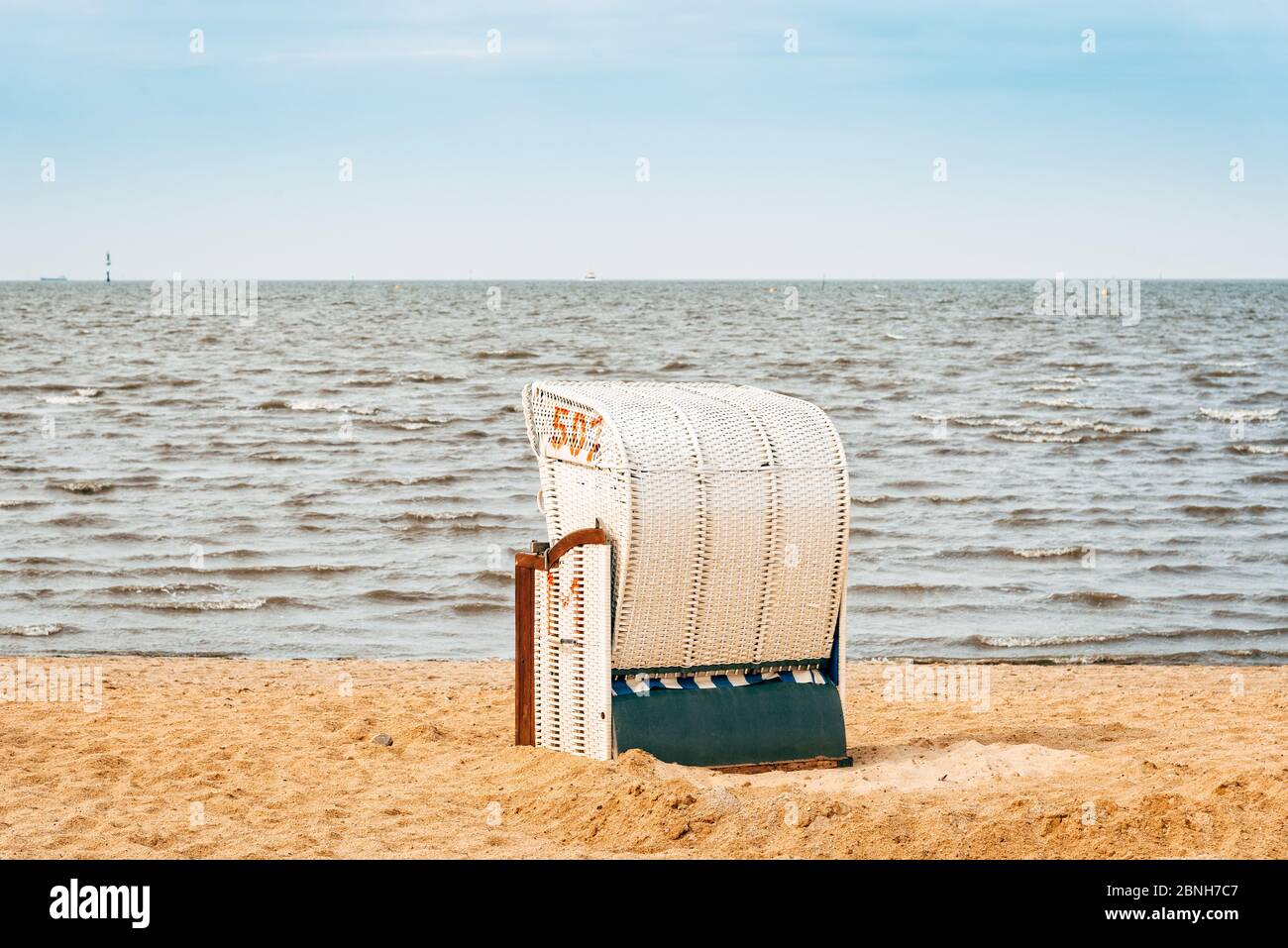 Sandstrand und typische Kapuzenliegen in Cuxhaven an der Nordseeküste ein bewölktes Sommerfest. Deutschland Stockfoto
