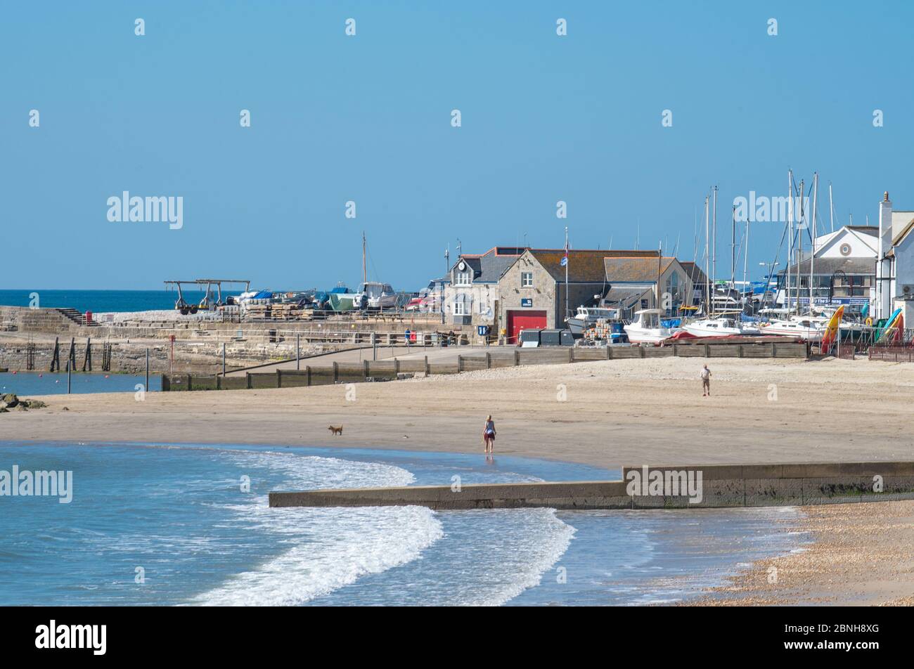 Lyme Regis, Dorset, Großbritannien. Mai 2020. UK Wetter: Trotz der Regierung Lockerung der Coronavirus Einschränkungen in dieser Woche, der Strand bei Lyme Regis bleibt ruhig an einem schönen warmen und sonnigen Tag. Die vom Rat betriebenen Parkplätze und öffentlichen Toiletten an beliebten Stränden und Schönheitsstellen im gesamten Landkreis wurden geschlossen gehalten, um Besucher von außerhalb der Region abzuschrecken, was die Außenbereiche des Bezirks an diesem Wochenende schwer zugänglich macht. Kredit: Celia McMahon/Alamy Live News Stockfoto