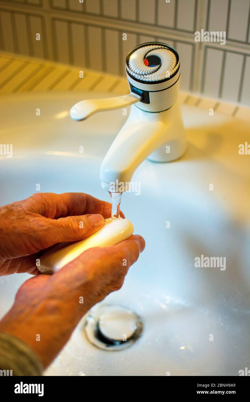 Waschen der Hände mit Seife Stockfoto