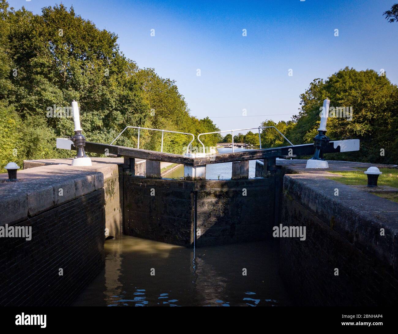 Blick auf die Kanalschleuse an einem Sommertag Stockfoto