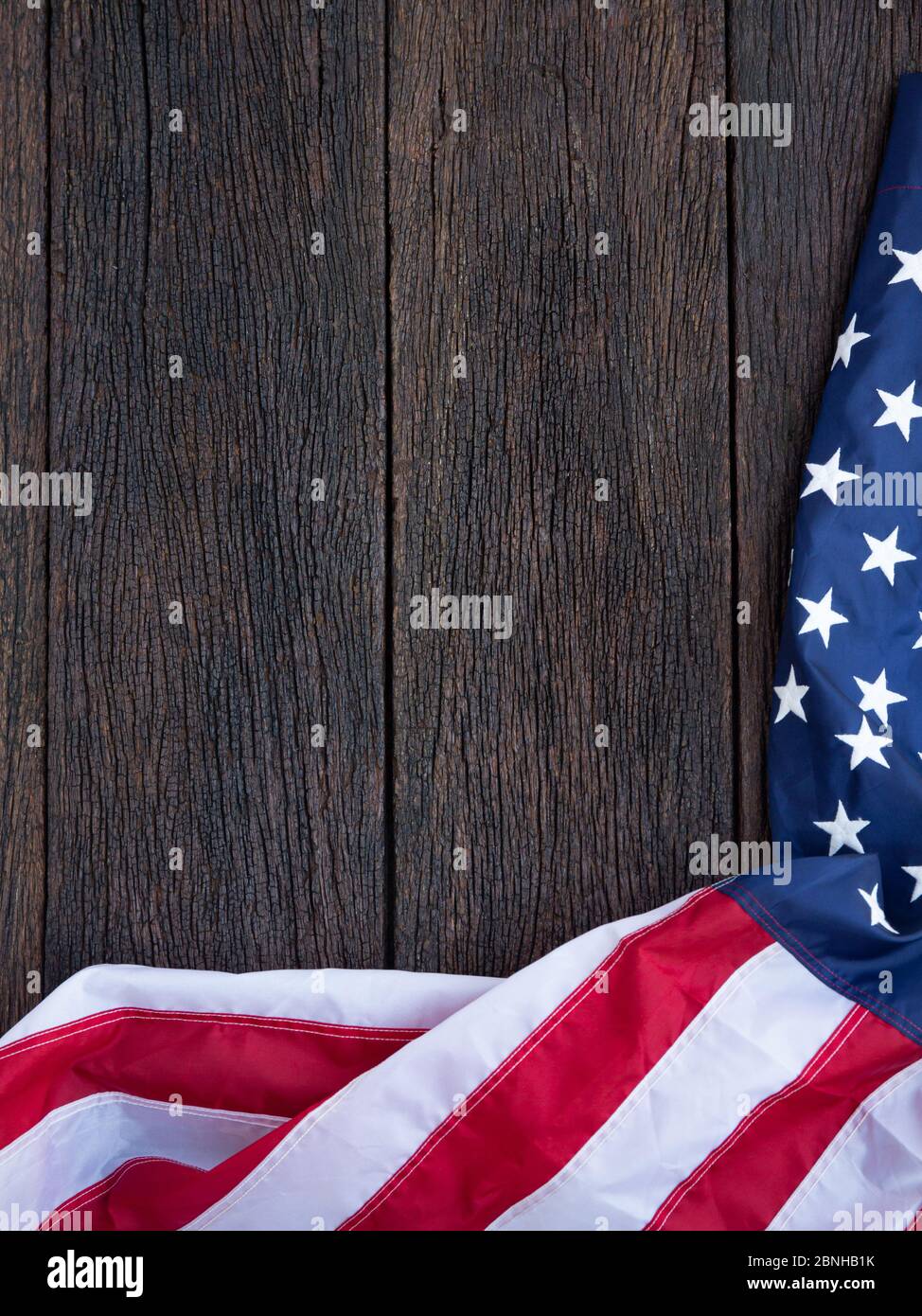 Amerika Flagge winken Muster auf Holzhintergrund in Tischansicht, rot blau weiß Streifen Konzept für USA 4. juli Unabhängigkeitstag, Symbol des Patrioten Stockfoto