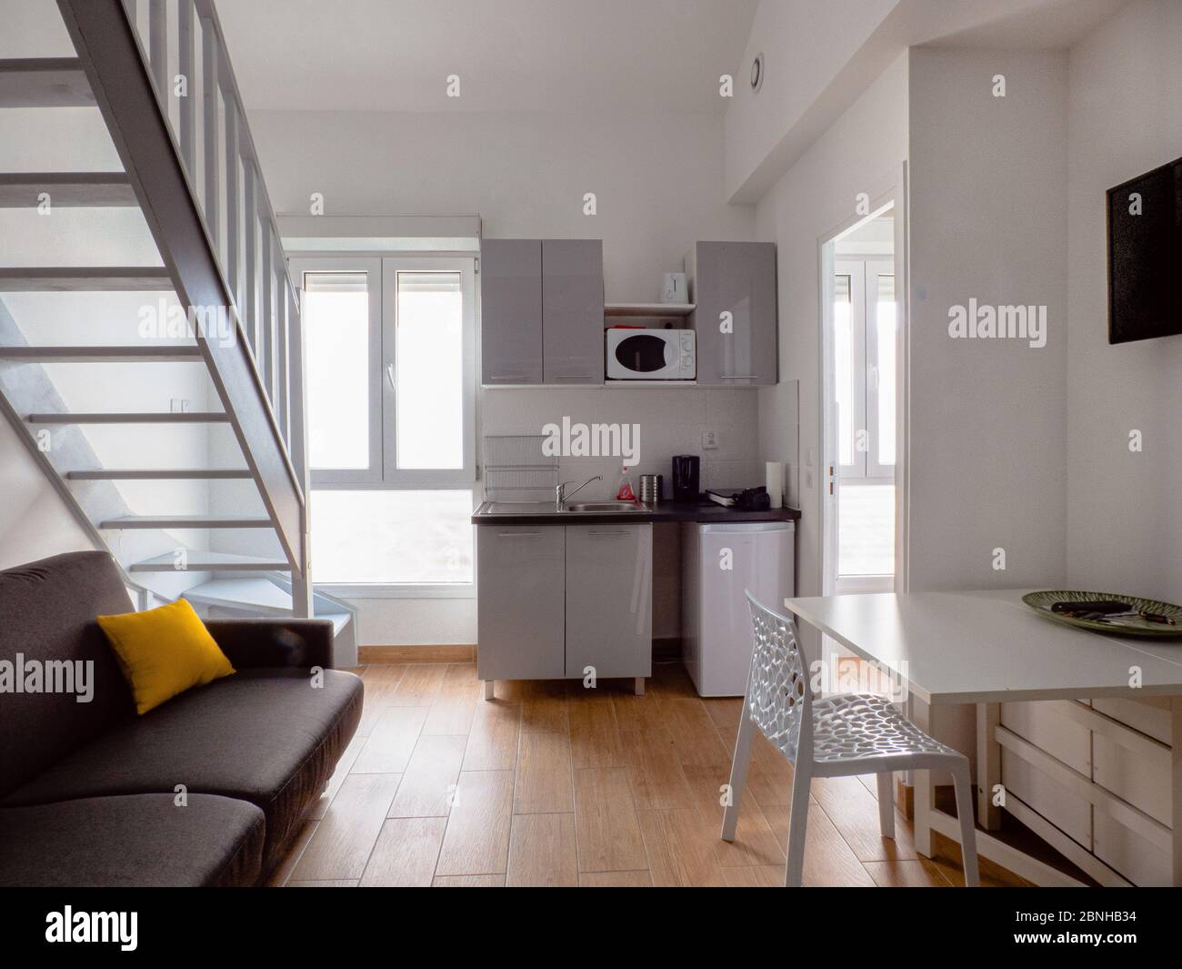Helle Wohnung in Paris, Frankreich, Holz, helle, weiße Möbel Stockfoto