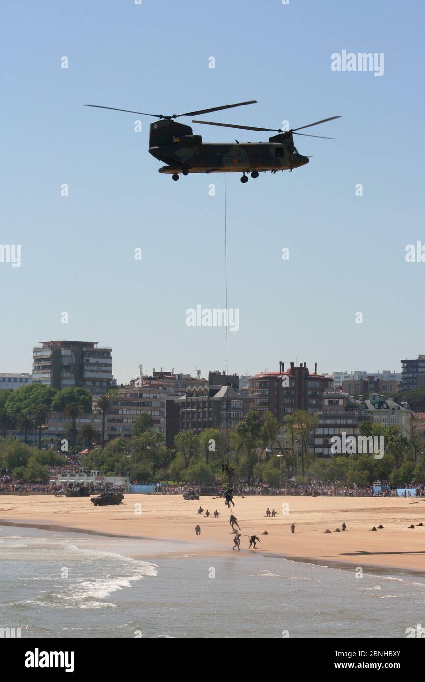 Serie 75 von 165 Boeing CH47D Chinook Hubschrauber im Flug Mit Soldaten am Seil zurück zum Strand Tag der Streitkräfte Santander Spanien 30/05/2009 Stockfoto