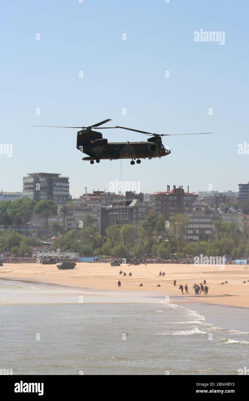 Serie 77 von 165 Boeing CH47D Chinook Hubschrauber im Flug Mit Soldaten am Seil zurück zum Strand Tag der Streitkräfte Santander Spanien 30/05/2009 Stockfoto