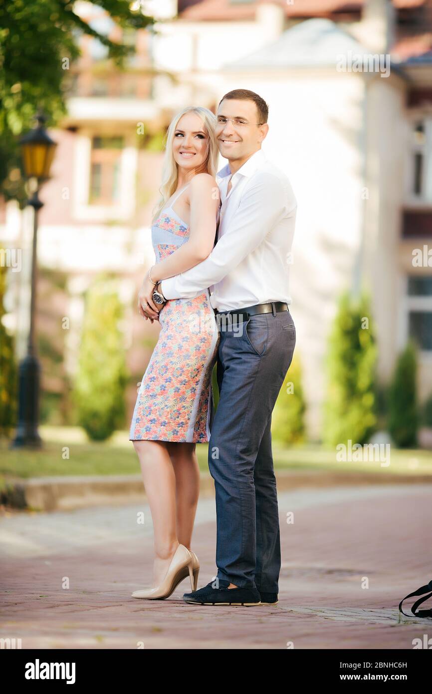 Junge Paare in der Liebe umarmen einander auf Stadthintergrund Stockfoto