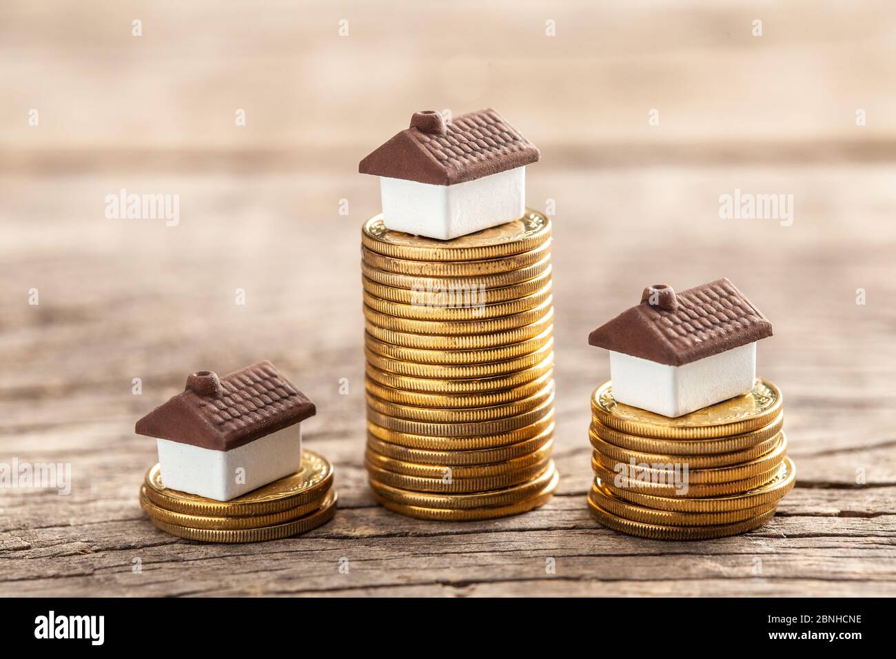 Haus und einen Stapel von Münzen. Der Marktpreis des Hauses. Wachstum des Immobilienmarktes Stockfoto