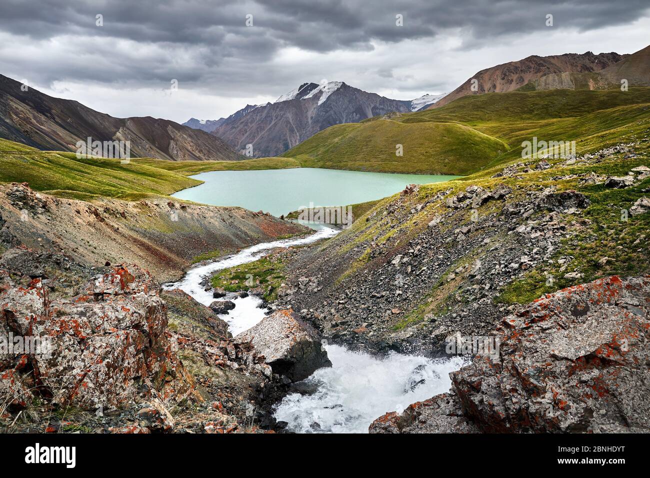 Schöne Landschaft des Flusses und des Sees Teshik Kol das Bergtal bei dramatischen bewölkten Himmel in Kirgisistan Stockfoto