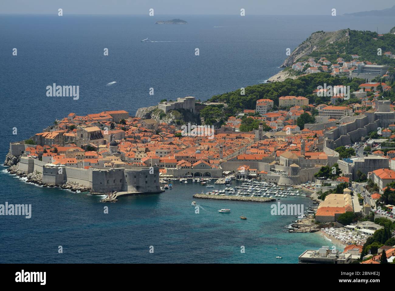 Blick auf die Altstadt von Dubrovnik und den alten Stadtmauern, Kroatien, Juli 2014. Stockfoto