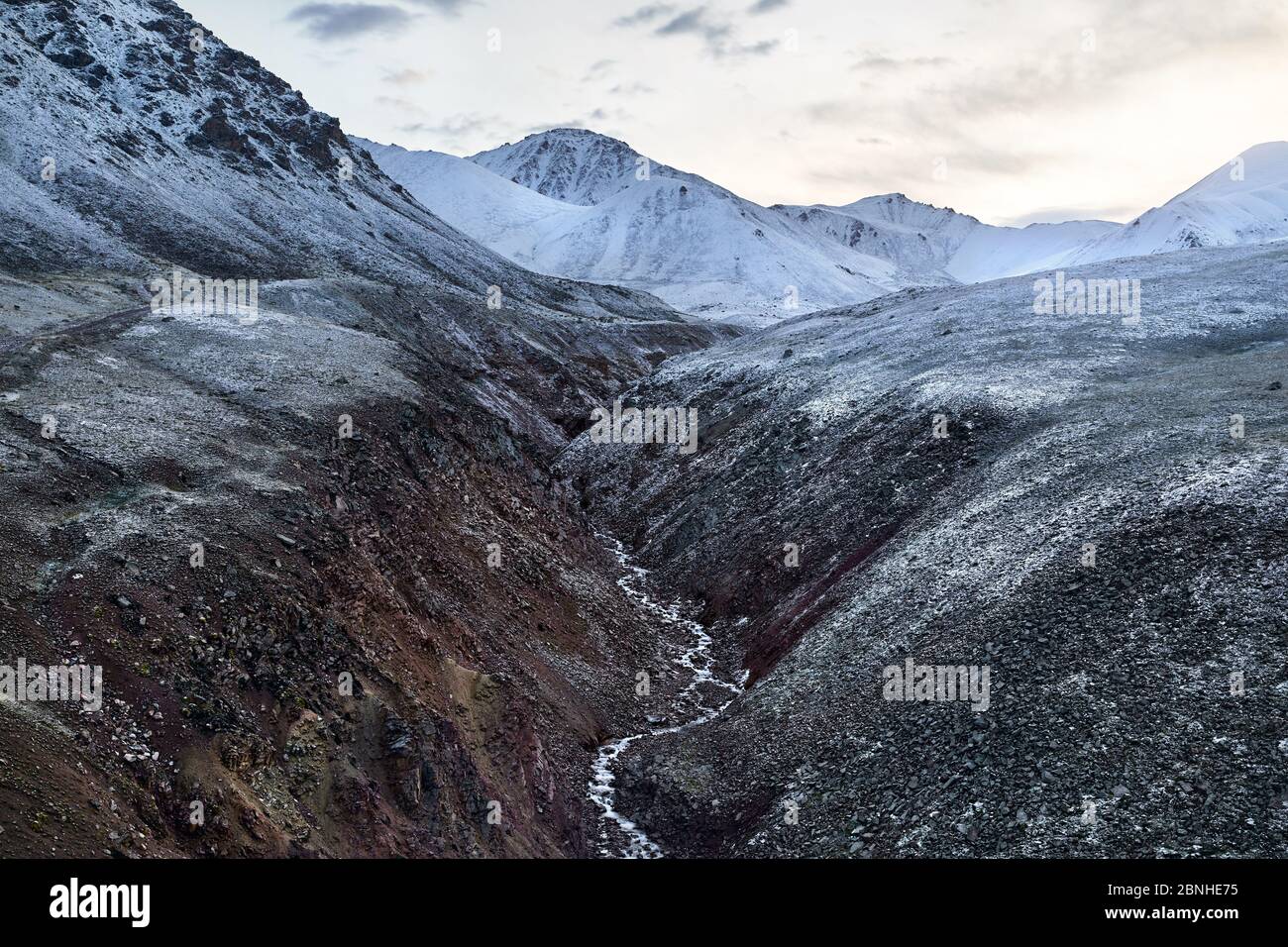 Schöne Landschaft mit schneebedeckten Bergen und Fluss im Tien Shan Tal von Süd-Kasachstan Stockfoto
