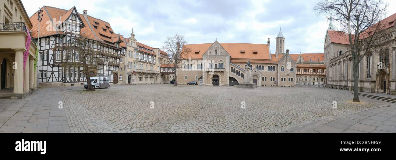 Braunschweig, Deutschland. April 2020. Das Panorama zeigt den leeren Burgplatz in Braunschweig. Um die Ausbreitung des Coronavirus zu verlangsamen, hat die Bundesregierung das öffentliche Leben erheblich eingeschränkt. Kredit: Ole Spata/dpa/Alamy Live News Stockfoto