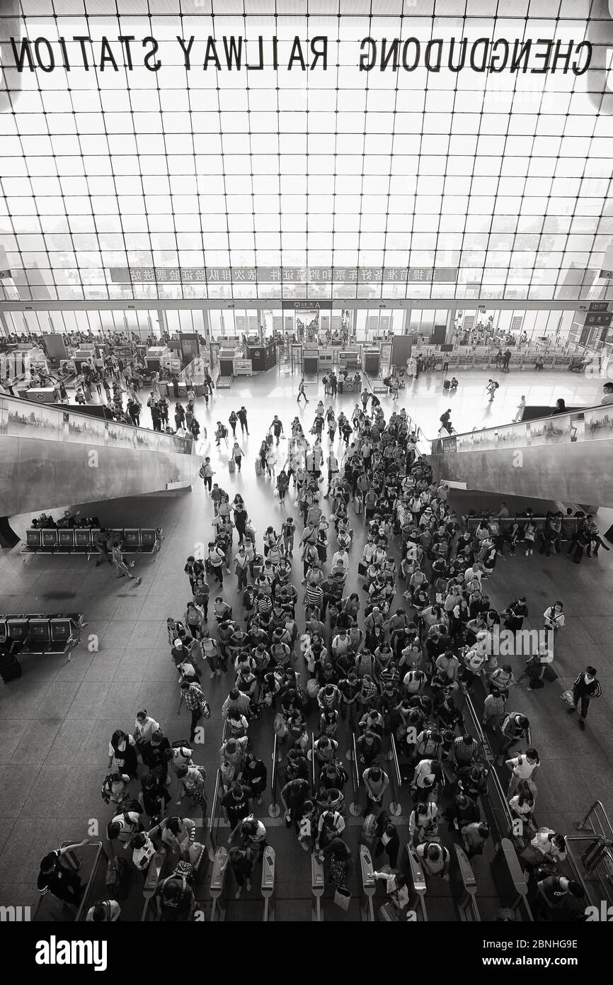 Chengdu, China - 01. Oktober 2017: Menschen Schlange in Chengdu Bahnhof modernes Gebäude. Stockfoto