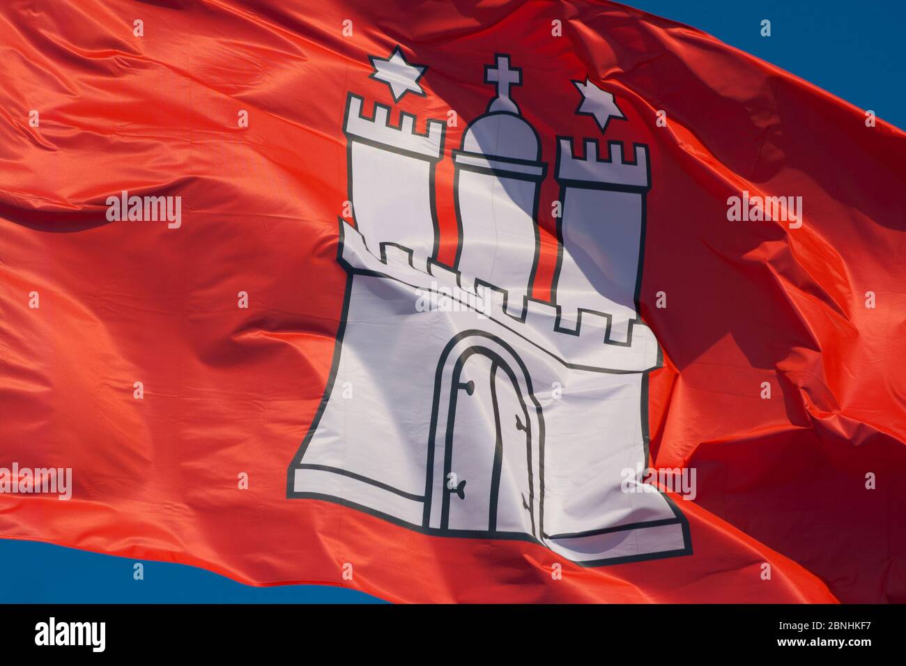 Die Flagge der Hansestadt Hamburg mit dem Wappen Stockfoto