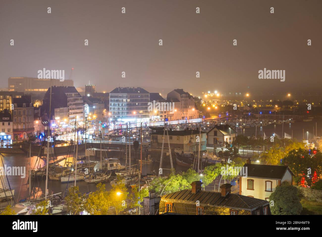 Blick auf die Stadt Cherbourg bei Nacht, Normandie, Frankreich Stockfoto