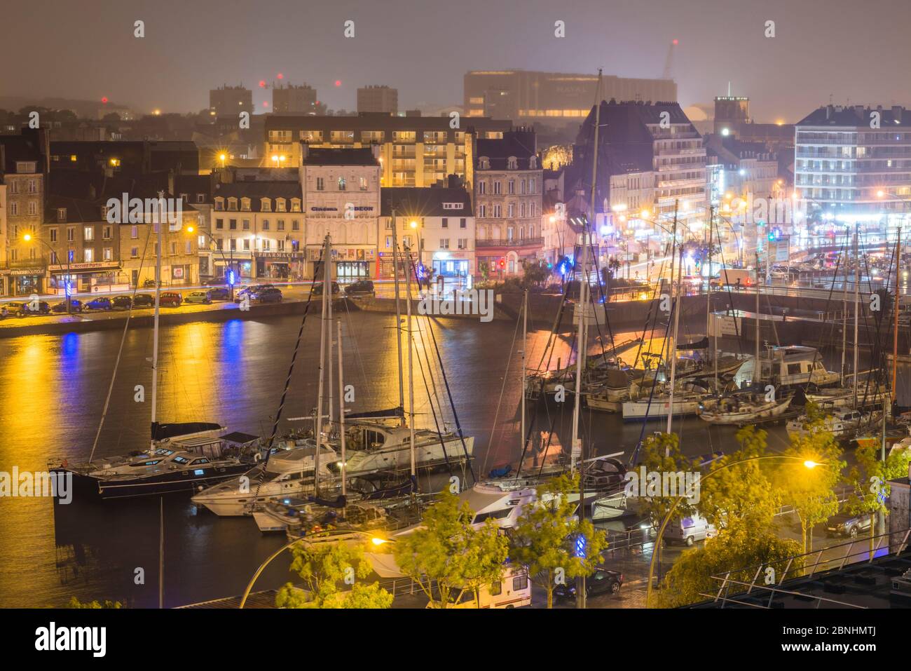 Blick auf die Stadt Cherbourg bei Nacht, Normandie, Frankreich Stockfoto