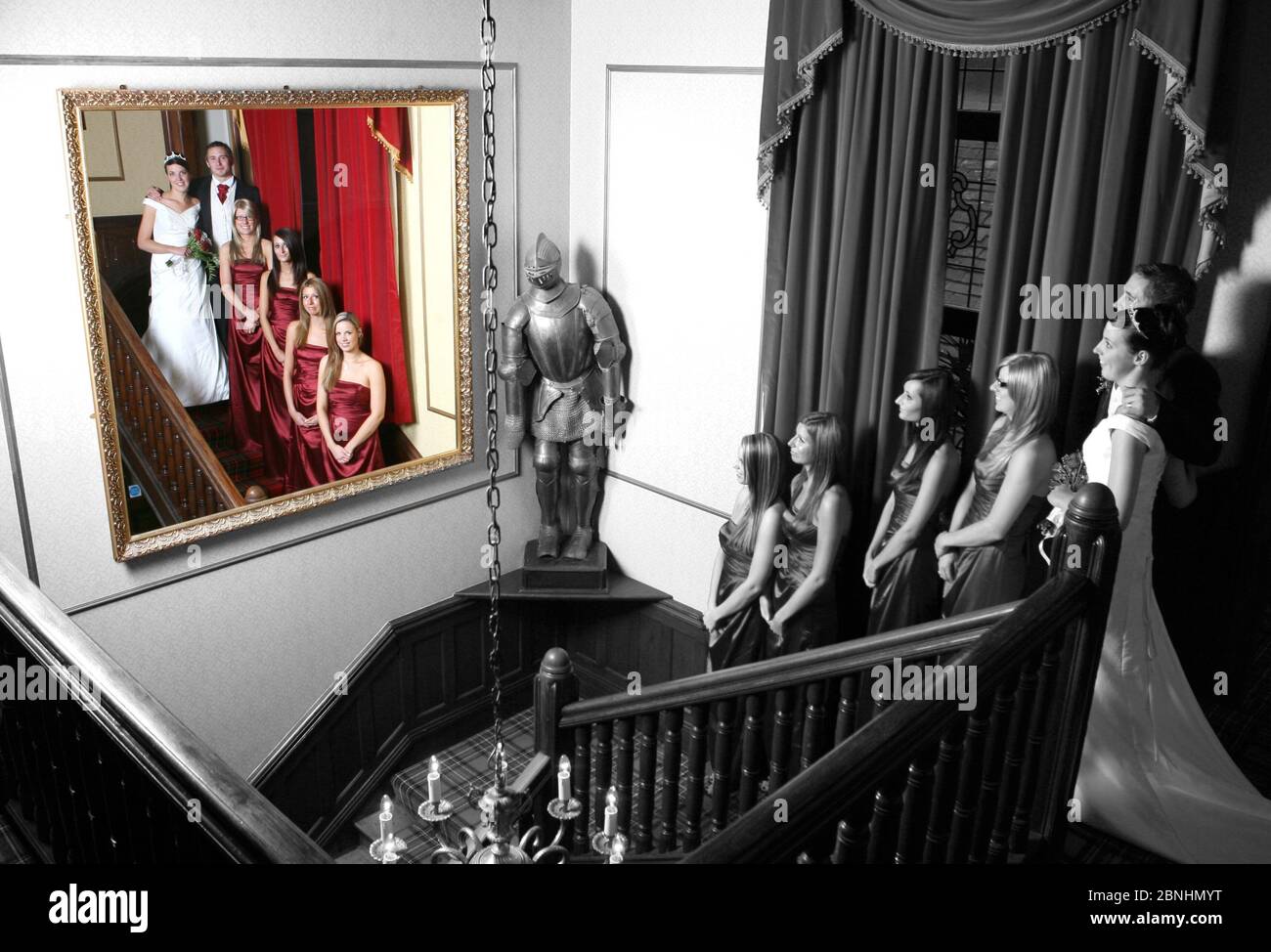 Eine extravagante Hochzeitszeremonie findet in einem Hotel in Surrey England statt. Die Braut und der Bräutigam zusammen mit ihren Brautjungfern posieren für ein Foto auf Th Stockfoto