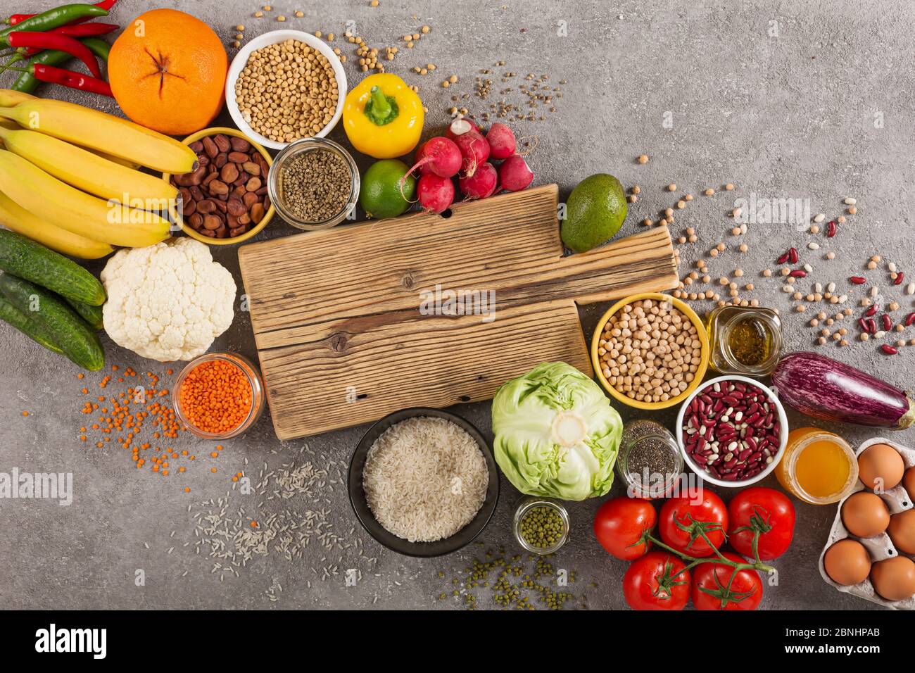 Ausgewogene vegetarische Ernährung Bio-Lebensmittel Hintergrund. Lebensmittel für gesunde Ernährung, Superfoods, vegetarische Optionen. Gemüse, Obst, Gemüse, Getreide Stockfoto