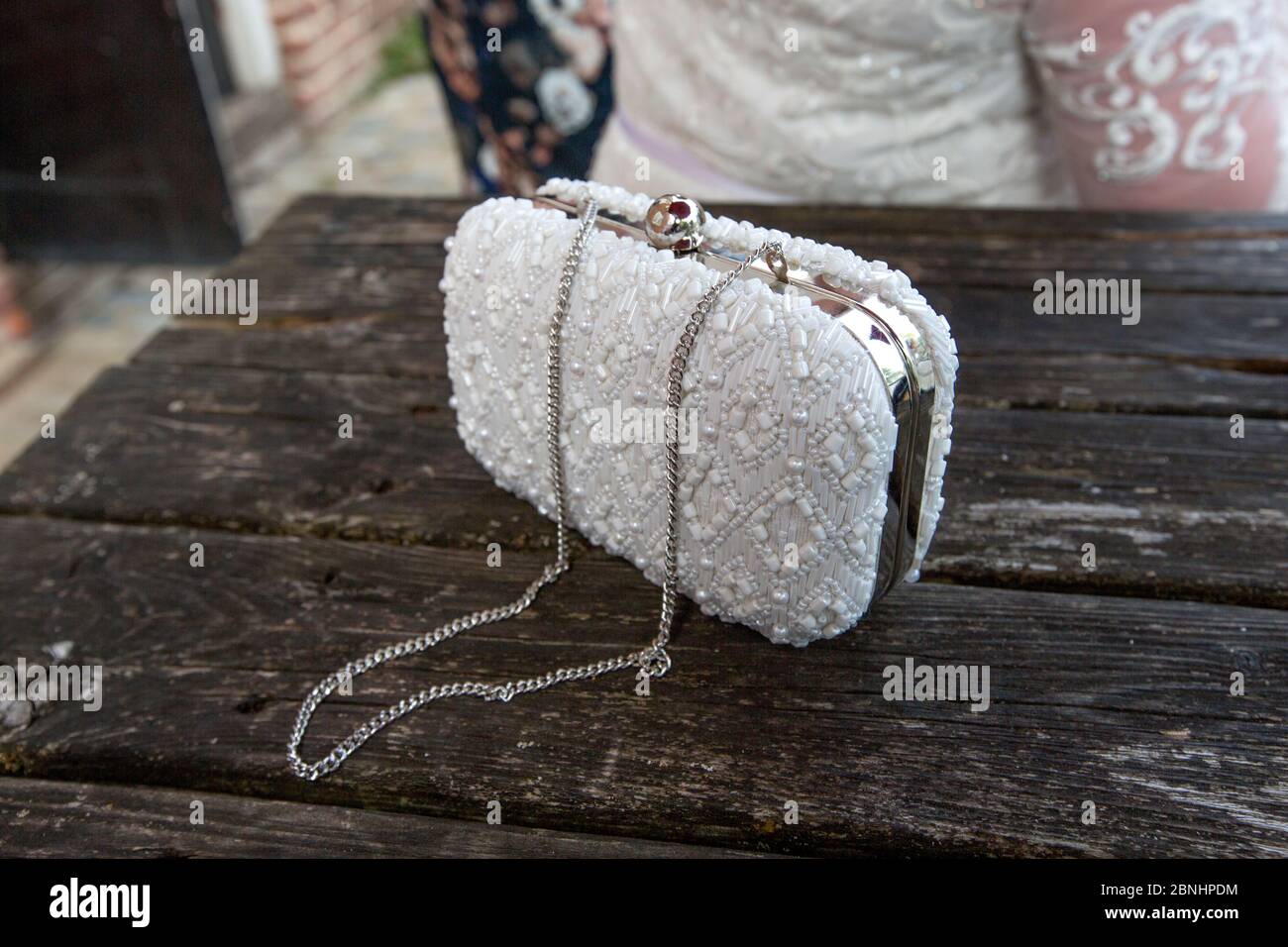 Eine extravagante Hochzeitszeremonie findet in einem Hotel in Surrey England statt. Eine elegante Braut funkelnde Handtasche sitzt auf einem Tisch. Stockfoto