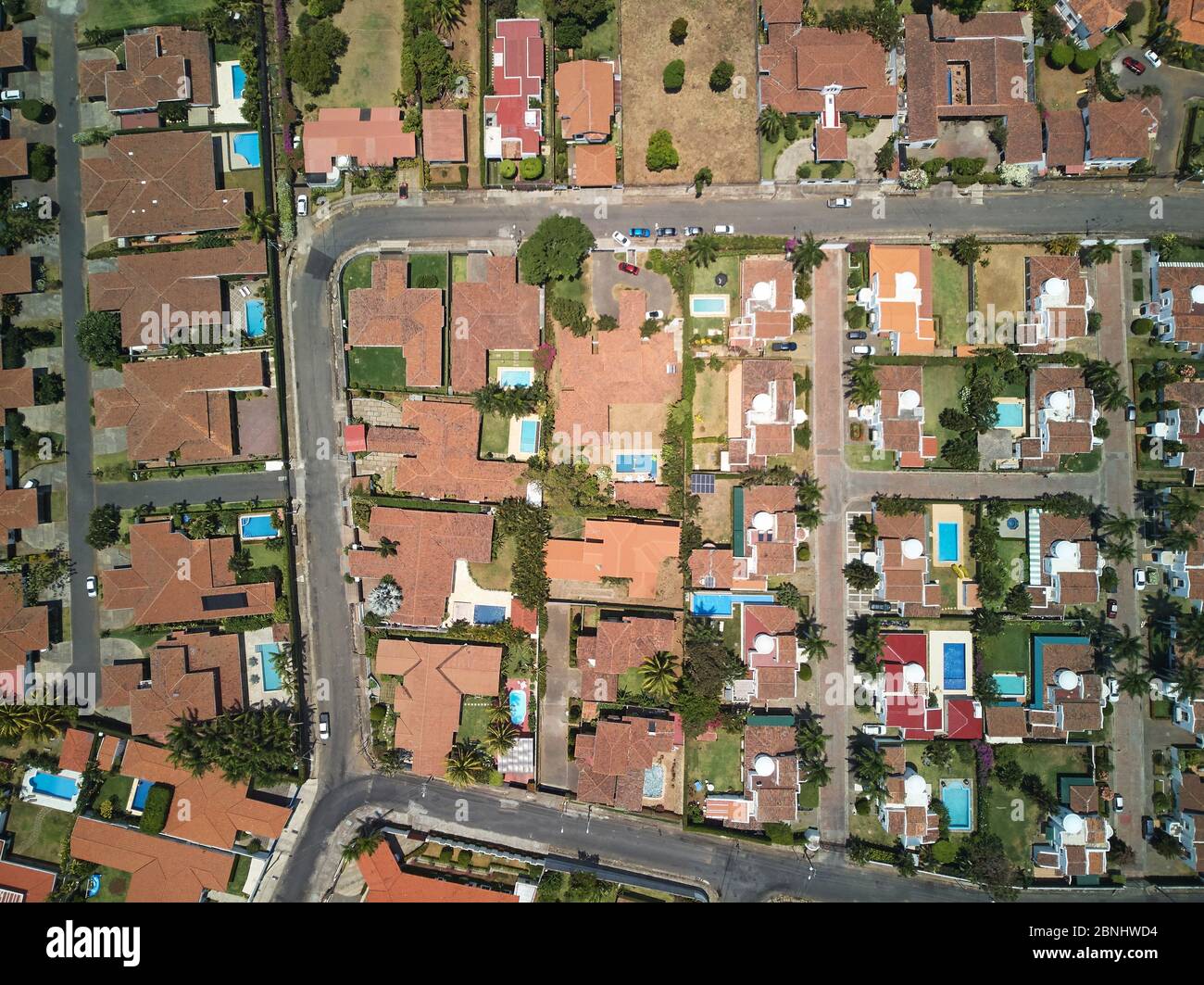 Straßen in modernen Wohnhäusern über Dron View Stockfoto