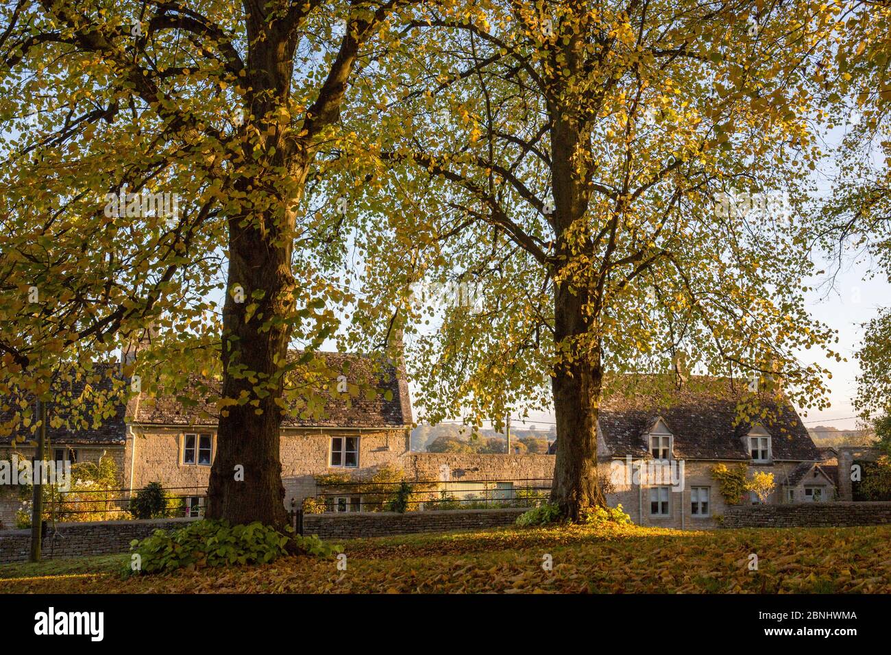 Herbstansicht von Dorf Little Barrington, Gloucestershire, Großbritannien. Oktober 2015. Stockfoto