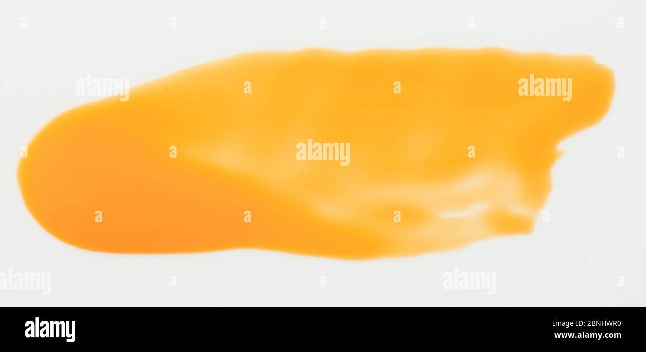 Gelbe Farbe Strich isoliert auf weißem Hintergrund Nahaufnahme Stockfoto
