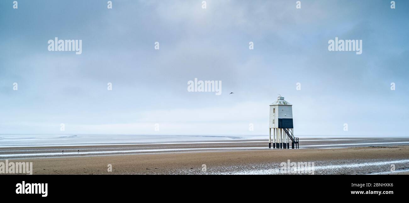 The Low Lighthouse - Holzkonstruktion, erbaut auf Stelzen im 19. Jahrhundert mit Blick auf den Bristol Channel an der Burnham-on-Sea Küste, Somerset, Großbritannien Stockfoto