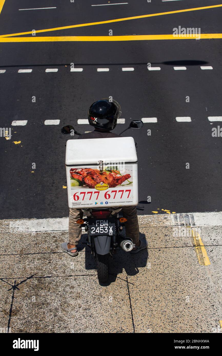 Essen Lieferung Fahrer-Service auf der Straße während Coronavirus Pandemie, Singapur Stockfoto