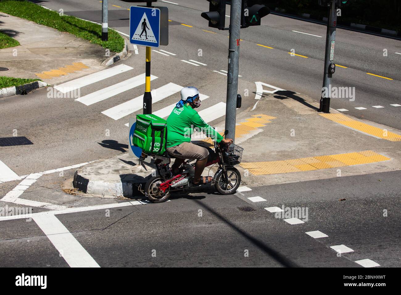 Essen Lieferung Fahrer-Service auf der Straße während Coronavirus Pandemie, Singapur Stockfoto