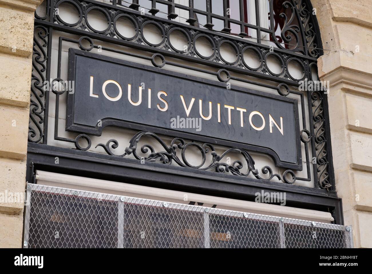Bordeaux , Aquitaine / Frankreich - 05 12 2020 : Louis Vuitton Logo Shop  Zeichen Vintage Text Shop Handtaschen und Gepäck der Luxusmarke  Stockfotografie - Alamy